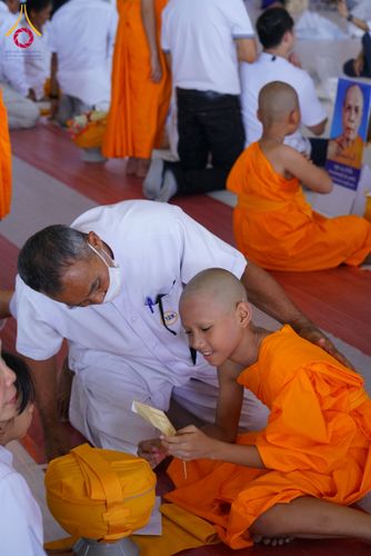 ภาพ No.134981:พิธีถวายบาตรแด่นาคธรรมทายาท ในโครงการบรรพชาสามเณรฟื้นฟูพระพุทธศาสนาทั่วไทย ณ สภาธรรมกายสากล วัดพระธรรมกาย จ.ปทุมธานี วันเสาร์ที่ 6 เมษายน พ.ศ. 2567