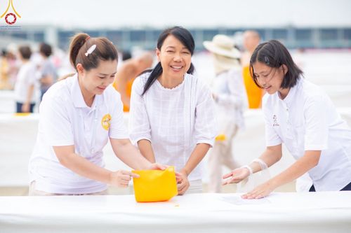 ภาพ No.218459:วันที่ 15 - 18 เมษายน พ.ศ. 2568 การเตรียมภาชนะสำหรับถวายภัตตาหาร , การจัดโต๊ะเก้าอี้ในลานธรรม , การแพ็คพัสดุงานต้อนรับ เพื่องานวันคุ้มครองโลก 22 เมษายน พ.ศ.2568 วัดพระธรรมกาย