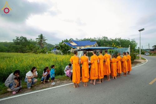 ภาพ No.217940:วันศุกร์ที่ 11 เมษายน พ.ศ. 2568 พระและสามเณร 99 รูป จากศูนย์ปฏิบัติธรรมระยอง(บ้านช่องลม) บิณฑบาต ณ ทุ่งปอเทือง ต.บางบุตร อ.บ้านค่าย จ.ระยอง เพื่อเป็นการฝึกสามเณรภาคฤดูร้อน ผ่านกิจวัตรบิณฑบาตในพื้นที่ชุมชน