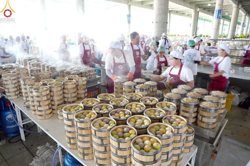 ภาพ No.219407:วันอังคารที่ 22 เมษายน พ.ศ. 2568 พิธีมอบปัจจัยช่วยเหลือครู 4 จังหวัดชายแดนภาคใต้ , พิธีกล่าวคำถวายอุปกรณ์ เพื่อเตรียมการต้อนรับคณะสงฆ์ฯ , พิธีกล่าวคำถวายภัตตาหารเป็นสังฆทาน , คณะสงฆ์ฉันภัตตาหารเพล  เนื่องในวันคุ้มครองโลก พิธีถวายมหาสังฆทานแด่คณะสงฆ์