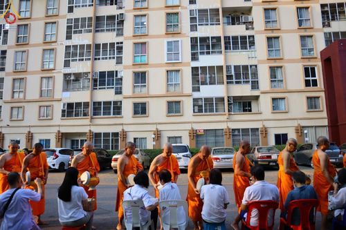 ภาพ No.136048:พระธรรมทายาท โครงการบวชพระนานาชาติ AEC & WAB ผู้บริหารรุ่นที่ 2 บิณฑบาต ณ หอฉันคุณยายอาจารย์ฯ เมืองแก้วมณี หมู่บ้านแก้วพุทธรักษา วันที่ 28 เมษายน พ.ศ. 2567