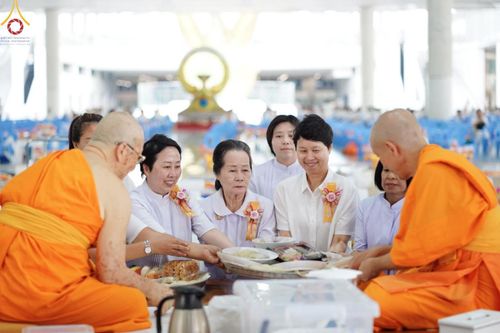 ภาพ No.169770:พิธีถวายภัตตาหารเมนูสวรรค์ "เพื่อการบรรลุธรรม" เนื่องในวันลอยกระทง (ขึ้น 15 ค่ำ เดือน 12) วันศุกร์ที่ 15 พฤศจิกายน พ.ศ. 2567 ณ หอฉันคุณยายอาจารย์ฯ วัดพระธรรมกาย