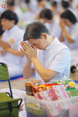 ภาพ No.139068:พิธีตักบาตร , พิธีบูชาข้าวพระ ณ ห้องแก้วสารพัด 1 สภาธรรมกายสากล วัดพระธรรมกาย วันอาทิตย์ต้นเดือนที่ 2 มิถุนายน พ.ศ. 2567