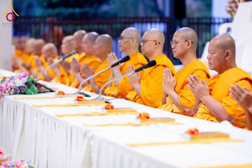 ภาพ No.194906:พิธีถวายภัตตาหารเป็นสังฆทาน แด่พระธรรมยาตรา ณ อนุสรณ์สถานมหาวิหารพระมงคลเทพมุนี (โลตัสแลนด์) อ.สองพี่น้อง จ.สุพรรณบุรี ในโครงการธรรมยาตรา กตัญญูบูชา มหาปูชนียาจารย์ พระมงคลเทพมุนี(สด จนฺทสโร) พระผู้ปราบมาร แห่ง ปีที่ 13 วันที่ 14 มกราคม พ.ศ.2568