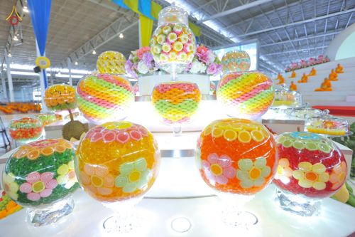 ภาพ No.80829:พิธีตักบาตร , พิธีบูชาข้าวพระในวันอาทิตย์ต้นเดือน วันที่ 7 พฤษภาคม พ.ศ. 2566 ณ วัดพระธรรมกาย