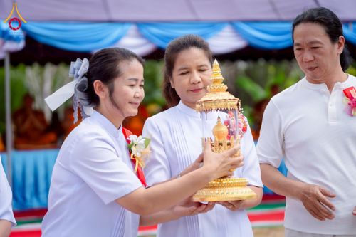 ภาพ No.255474:วันที่ 13 ตุลาคม พ.ศ. 2568 พิธีบรรจุพระบรมสารีริกธาตุ ผูกผ้า 7 สี เพื่อความเป็นสิริมงคล  และ ยกช่อฟ้า ประดิษฐานบนหลังคาอุโบสถวัดทุ่งเจริญธรรม ถวายบูชาธรรม 81 ปี หลวงพ่อธัมมชโย โดยคณะศิษยานุศิษย์ ณ วัดทุ่งเจริญธรรม อ.อมก๋อย จ.เชียงใหม่