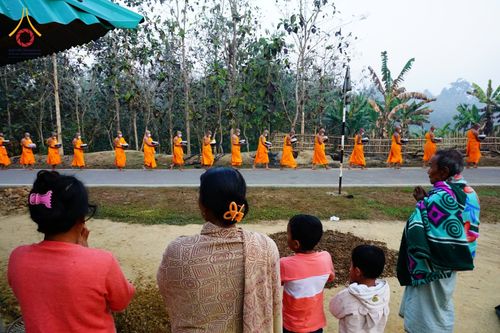 ภาพ No.76387:คณะสงฆ์และสามเณรบิณฑบาต ประเทศบังกลาเทศ วันที่ 11 กุมภาพันธ์ พ.ศ. 2566