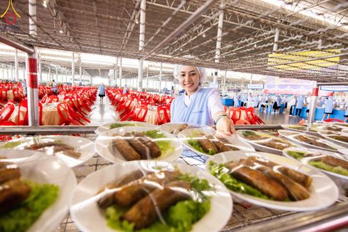 ภาพ No.60217:คณะสงฆ์ 10,000 กว่าวัดฉันภัตตาหารเพล ในวันคุ้มครองโลก วันจันทร์ที่ 22 เมษายน พ.ศ. 2567 ณ สภาธรรมกายสากล วัดพระธรรมกาย