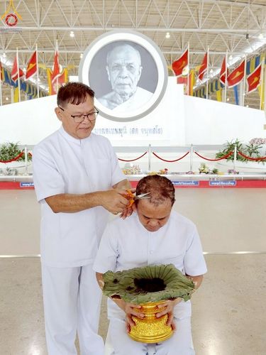 ภาพ No.223152:วันที่ 2 -10 พฤษภาคม พ.ศ. 2568 พิธีตัดปอยผม ปลงผม พิธีขอขมาลาอุปสมบทอุทิศชีวิต ของอุบาสก พิสิทธิ์ หมื่นแกล้ว  ณ วัดพระธรรมกาย