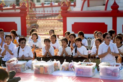 ภาพ No.234384:วันพฤหัสบดีที่ 24 กรกฎาคม พ.ศ. 2568 พิธีถวายสังฆทานแก่คณะสงฆ์ 323 วัด , พิธีมอบกองทุนหนุนแรงใจช่วยครูใต้ , พิธีทำบุญส่วนกุศลแด่ผู้วายชนม์ ในเหตุการณ์ความไม่สงบ 4 จังหวัด ชายแดนภาคใต้ (ปัตตานี , ยะลา , นราธิวาส , สงขลา) ปีที่ 21 ครั้งที่ 179 ณ วัดเวฬุวัน 