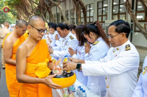 ภาพ No.179600:พิธีเจริญพระพุทธมนต์ พิธีทำบุญตักบาตรถวายพระราชกุศล และพิธีวางพานพุ่มดอกไม้ถวายราชสักการะ  แด่พระบาทสมเด็จพระบรมชนกาธิเบศร มหาภูมิพลอดุลยเดชมหาราช บรมนาถบพิตร เนื่องในวันคล้ายวันพระบรมราชสมภพ วันชาติ และวันพ่อแห่งชาติ วันพฤหัสบดีที่ 5 ธันวาคม พ.ศ. 2567 ณ
