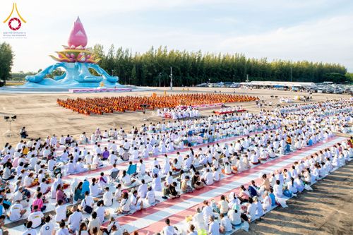 ภาพ No.250544:วันพุธที่ 8 ตุลาคม พ.ศ. 2568 พิธีตักบาตรเทโวโรหณะ ณ ลานธรรมปทุมรัตน์ธรรมเจดีย์ พุทธอุทยานนานาชาติ อ.โพนพิสัย จ.หนองคาย