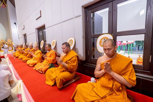 ภาพ No.230940:วันอังคารที่ 1 กรกฎาคม พ.ศ. 2568 ผู้ว่าราชการจังหวัดปทุมธานี เป็นประธานพิธีต้อนรับ สัญญาบัตร พัดยศ พระครูสัญญาบัตรสายต่างประเทศ วัดพระธรรมกาย ประจำปี พ.ศ. 2568 จำนวน 19 รูป