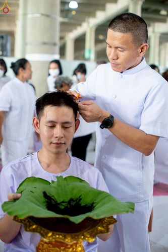 ภาพ No.248603:วันที่ 28 กันยายน พ.ศ. 2568 พิธีตัดปอยผม และปลงผม โครงการอุปสมบทบูชาธรรม 141 ปี พระมงคลเทพมุนี ณ วิหารคด วัดพระธรรมกาย