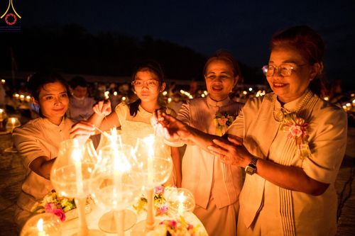 ภาพ No.129609:พิธีจุดประทีป 10,000 ดวง น้อมถวายเป็นพุทธบูชา ณ มหารัตนเจดีย์สิริปทุมสวรรค์ (เจดีย์อริยพุทธะ 5 พระองค์) ศูนย์ปฏิบัติธรรมภาคใต้ อ.บางกล่ำ จ.สงขลา  วันที่ 10 มีนาคม พ.ศ. 2567