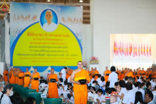 ภาพ No.143397:พิธีตักบาตร ข้าวสารอาหารแห้ง ณ บ้านแก้วเรือนทองคุณยายฯ และ พิธีบูชาข้าวพระ  ณ สภาธรรมกายสากล วัดพระธรรมกาย วันอาทิตย์ที่ 7 กรกฎาคม พ.ศ. 2567