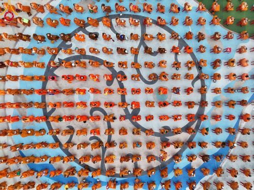 ภาพ No.101822:ตักบาตรพระ 10,000 รูป เติมบุญให้แผ่นดิน เนื่องในโอกาส 192 ปี จังหวัดกาญจนบุรี หนึ่งในโครงการตักบาตรพระ 2,000,000 รูป  77 จังหวัดทุกวัดทั่วไทย วันจันทร์ที่ 11 ธันวาคม พ.ศ. 2566 บริเวณถนนสองแคว (SKY WALK) เมืองกาญจนบุรี