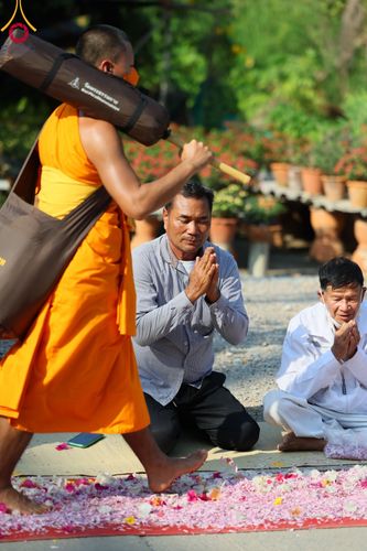 ภาพ No.107864:พิธีต้อนรับพระธรรมยาตรา ในโครงการธรรมยาตรากตัญญูบูชา มหาปูชนียาจารย์ พระมงคลเทพมุนี(สด จนฺทสโร) พระผู้ปราบมาร อนุสรณ์สถาน 7 แห่ง ปีที่ 12 วันที่ 7 มกราคม พ.ศ. 2567 ณ อนุสรณ์สถานคลองบางนางแท่น  อ.สามพราน จ.นครปฐม