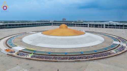 ภาพ No.143679:พิธีถวายผ้าไตร, สวดธรรมจักร, ปฏิบัติธรรม และฟังแสดงพระธรรมเทศนา ภาษาเมียนมา โดยมีสาธุชนชาวเมียนมากว่า 4,000 คน เข้าร่วมพิธี ณ มหารัตนวิหารคด วัดพระธรรมกาย วันอาทิตย์ที่ 7 กรกฎาคม พ.ศ. 2567