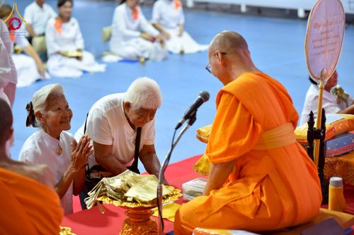 ภาพ No.238100:วันอังคารที่ 12 สิงหาคม พ.ศ. 2568 กิจกรรมวันแม่แห่งชาติ พิธีเปิดห้องปฎิบัติธรรม "กลางใส ใจสว่าง" (World Inner Peace Meditation Room) พิธีลูกกราบคุณแม่-คุณพ่อ พิธีทอดผ้าป่ากองทุนเลี้ยงพระ&กฐิน 30,000 วัด(บูชาธรรมหลวงพ่อ) พิธีไถ่โคท้อง 2 ตัว  ณ วิหารคด 2 ว