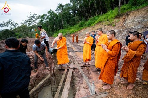 ภาพ No.174453:พิธีตักบาตรพระ,พิธีทอดผ้าป่า พิธีกลั่นแผ่นดินโปรยรัตนชาติ  สร้างพระอุโบสถและเจดีย์ วัดป่าสัมมาทิฏฐิและวัดสิริขันโท แขวงอัตตะปือ สปป. ลาว วันที่ 29 ตุลาคม พ.ศ. 2567