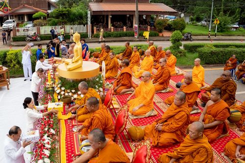 ภาพ No.229854:วันพฤหัสบดีที่ 26 มิถุนายน พ.ศ. 2568 พิธีตักบาตรพระ 1,165 รูป ฉลองก่อตั้งเมืองวานรนิวาส ครบรอบ 164 ปี ณ ถนนวานรนิวาส-อากาศอำนวย อ.วานรนิวาส จ.สกลนคร