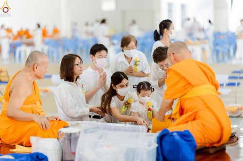 ภาพ No.226915:วันเสาร์ที่ 31 พฤษภาคม พ.ศ. 2568 พิธีถวายภัตตาหารเมนูสวรรค์ "เพื่อการบรรลุธรรม" ณ หอฉันคุณยายอาจารย์ วัดพระธรรมกาย