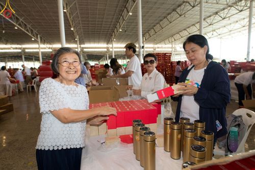 ภาพ No.212260:วันพุธที่ 19 มีนาคม พ.ศ. 2568 การบรรจุไทยธรรมลงกล่องสำเร็จ 43,500 กล่อง เพื่อถวายแด่พระสังฆาธิการ 40,000 กว่าวัดทั่วไทย ในวันคุ้มครองโลก 22 เมษายน พ.ศ. 2568 ณ บ้านแก้วเรือนทองคุณยายฯ วัดพระธรรมกาย