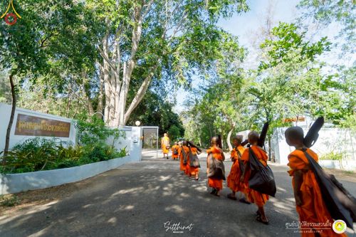 ภาพ No.222151:วันที่ 26-27 เมษายน พ.ศ. 2568 ศูนย์ปฏิบัติธรรมสวนผึ้ง ร่วมกับ ธุดงค์คสถานประจวบคีรีขันธ์ และวัดอ่าวน้อย  จัดกิจกรรมเดินธรรมยาตรา ตักบาตรข้าวสารอาหารแห้ง และจุดประทีปถวายเป็นพุทธบูชา ณ วัดอ่าวน้อย จ.ประจวบคีรีขันธ์