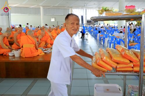 ภาพ No.217130:วันเสาร์ที่ 12 เมษายน พ.ศ. 2568 พิธีบุพเปตพลี ครั้งที่ 162 ร่วมอุทิศบุญแด่หมู่ญาติที่ล่วงลับไปแล้ว และพิธีถวายภัตตาหารเมนูสวรรค์ ณ หอฉันคุณยายอาจารย์ฯ วัดพระธรรมกาย