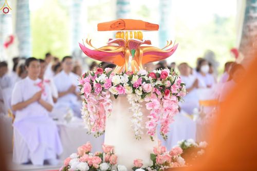 ภาพ No.262417:วันที่ 19 ตุลาคม พ.ศ. 2568 พิธีทอดกฐินสถาปนา แผ่นบันมงคลมหาเศรษฐี อาคาร 80 ปี หลวงพ่อธัมมชโย ในโครงการกฐินสามัคคีทั่วไทย 30,000 วัด บูชาธรรม 81 ปี หลวงพ่อธัมมชโย โดยคณะศิษยานุศิษย์วัดพระธรรมกาย ณ ศูนย์ปฏิบัติธรรมวิหารแดง ต.เจริญธรรม อ.วิหารแดง จ.สระบุรี