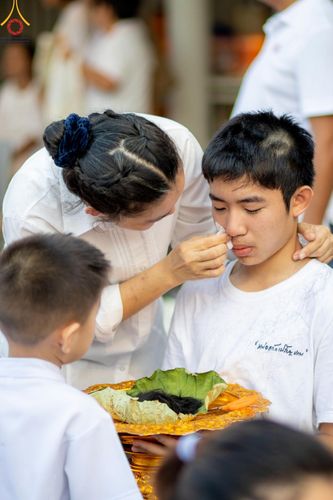ภาพ No.132903:พิธีตัดปอยผม โครงการหน่อแก้วเปรียญธรรม รุ่นที่ 12 ณ ค่ายจองแชมป์ หมู่กฏิสามเณรเปรียญธรรม วัดพระธรรมกาย วันอาทิตย์ที่ 31 มีนาคม พ.ศ. 2567