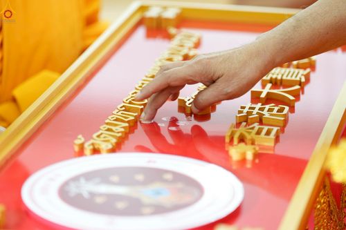 ภาพ No.233685:วันอาทิตย์ที่ 6 กรกฎาคม พ.ศ.2568 พิธีสมโภช 15 ปี วัดพระธรรมกายเกาลูน และพิธีมุทิตาสักการะเปรียญธรรม 9 ประโยค ณ วัดพระธรรมกายเกาลูน เขตปกครองพิเศษฮ่องกง สาธารณรัฐประชาชนจีน