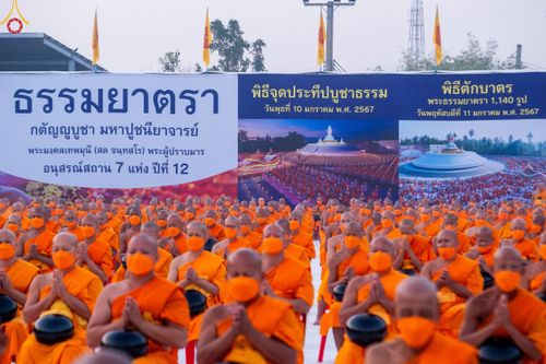 ภาพ No.110247:พิธีตักบาตรพระธรรมยาตราฯ ในโครงการธรรมยาตรากตัญญูบูชา มหาปูชนียาจารย์ พระมงคลเทพมุนี(สด จนฺทสโร) พระผู้ปราบมาร ปีที่ 12 ณ อนุสรณ์สถานลำดับที่ 2 สถานที่ตั้งมโนปณิธานบวชตลอดชีวิต อนุสรณ์สถานบางนางแท่น จ.นครปฐม วันที่ 11 มกราคม พ.ศ. 2567