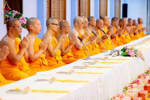 ภาพ No.195883:พิธีถวายภัตตาหารเป็นสังฆทาน แด่พระธรรมยาตรา ณ วัดโบสถ์(บน) ตำบลบางคูเวียง อำเภอบางกรวย จังหวัดนนทบุรี ในโครงการธรรมยาตรา กตัญญูบูชา มหาปูชนียาจารย์ พระมงคลเทพมุนี(สด จนฺทสโร) พระผู้ปราบมาร อนุสรณ์สถาน 7 แห่ง ปีที่ 13 วันที่ 16 มกราคม พ.ศ. 2568