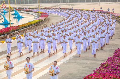 พิธีเวียนประทักษิณและพิธีวันทาเจดีย์ โครงการบรรพชาสามเณร ฟื้นฟูพระพุทธศาสนาทั่วไทย ณ วัดพระธรรมกาย วันเสาร์ที่ 6 เมษายน พ.ศ. 2567