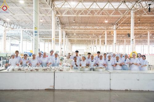 ภาพ No.58822:V.40 ภัตตาหารพระหมื่นวัด เราจัดให้ การปฏิบัติงานของเจ้าหน้าที่และอาสาสมัคร เพื่อรับบุญในการถวายภัตตาหาร แด่คณะสงฆ์ 10,000 กว่าวัดทั่วประเทศ ที่มาร่วมงานวันคุ้มครองโลก จันทร์ที่ 22 เมษายน พ.ศ. 2567 ณ วัดพระธรรมกาย