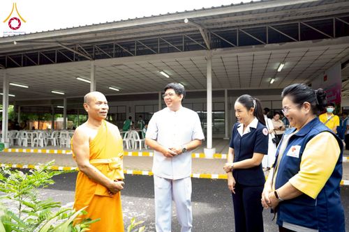 ภาพ No.230350:วันจันทร์ที่ 30 มิถุนายน พ.ศ. 2568 เจ้าอาวาสวัดพระธรรมกาย เยี่ยมอนุโมทนาให้กำลังใจ บุคลากรทางการแพทย์-เจ้าหน้าที่ผู้ปฏิบัติงาน โครงการรถตัดแว่นสายตาเคลื่อนที่สภากาชาดไทย เพื่อเด็กนักเรียนในชนบท พื้นที่จังหวัดปทุมธานี