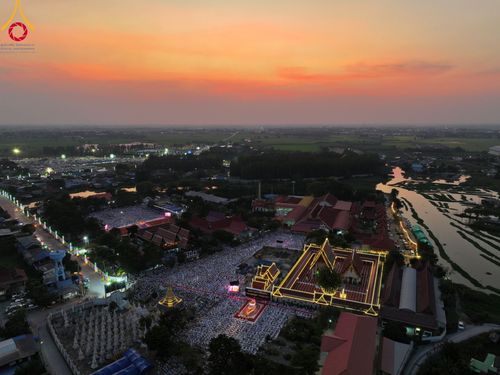 ภาพ No.112174:พิธีจุดประทีปถวายเป็นพุทธบูชา และบูชาธรรมมหาปูชนียาจารย์ พระมงคลเทพมุนี(สด จนฺทสโร) ในโครงการธรรมยาตรา กตัญญูบูชา มหาปูชนียาจารย์ พระมงคลเทพมุนี(สด จนฺทสโร) พระผู้ปราบมาร อนุสรณ์สถาน 7 แห่ง ปีที่ 12 วันที่ 14 มกราคม พ.ศ. 2567 ณ วัดสองพี่น้อง อ.สองพี่น้อง