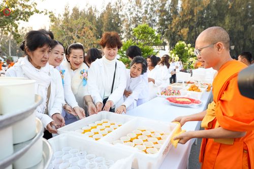 ภาพ No.190031:พิธีถวายภัตตาหารเป็นสังฆทาน แด่พระธรรมยาตรา ณ อนุสรณ์สถานมหาวิหารพระมงคลเทพมุนี (โลตัสแลนด์) อ.สองพี่น้อง จ.สุพรรณบุรี ในโครงการธรรมยาตรา กตัญญูบูชา มหาปูชนียาจารย์ พระมงคลเทพมุนี(สด จนฺทสโร) พระผู้ปราบมาร อนุสรณ์สถาน 7 แห่ง ปีที่ 13 วันที่ 6 มกราคม 2568