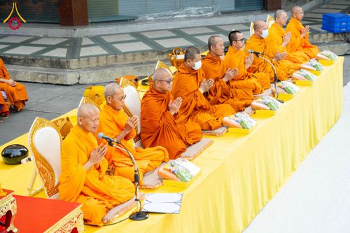 ภาพ No.180292:พิธีทำบุญตักบาตร ข้าวสารอาหารแห้ง แด่คณะสงฆ์ 99 รูป เนื่องในวันพ่อแห่งชาติ ปีที่ 50 ณ ศูนย์การค้าตลาดรังสิต ซ.รังสิต-ปทุมธานี 5 วันที่ 5 ธันวาคม พ.ศ. 2567