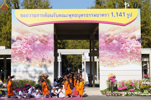 ภาพ No.193261:พิธีต้อนรับพระธรรมยาตรา ณ อนุสรณ์สถาน สถานที่เกิดในเพศสมณะ วัดสองพี่น้อง อำเภอสองพี่น้อง จังหวัดสุพรรณบุรี ในโครงการธรรมยาตรา กตัญญูบูชา มหาปูชนียาจารย์ พระมงคลเทพมุนี(สด จนฺทสโร) พระผู้ปราบมาร อนุสรณ์สถาน 7 แห่ง ปีที่ 13 วันที่ 11 มกราคม พ.ศ. 2568