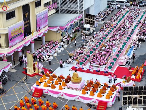 ภาพ No.150804:พิธีเจริญพระพุทธมนต์ และทำบุญตักบาตรแด่คณะสงฆ์ จำนวน 121 รูป เนื่องในโอกาสฉลองครบรอบ 120 ปี อำเภอคลองหลวง จังหวัดปทุมธานี เพื่อถวายเป็นพุทธบูชา ช่วยเหลือผู้ประสบความเดือดร้อนจากอุทกภัย และคณะสงฆ์ 323 วัด 4 จังหวัดชายแดนภาคใต้ วันเสาร์ที่ 31 สิงหาคม พ.ศ. 