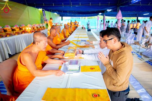 ภาพ No.192542:พิธีถวายภัตตาหารเป็นสังฆทาน แด่พระธรรมยาตรา ณ อนุสรณ์สถานคลองบางนางแท่น อ.สามพราน จ.นครปฐม ในโครงการธรรมยาตรา กตัญญูบูชา มหาปูชนียาจารย์ พระมงคลเทพมุนี(สด จนฺทสโร) พระผู้ปราบมาร อนุสรณ์สถาน 7 แห่ง ปีที่ 13 วันที่ 10 มกราคม พ.ศ. 2568