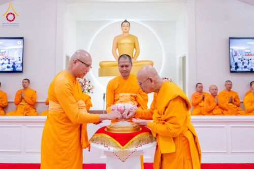 ภาพ No.62381:คณะศิษยานุศิษย์รวมใจสถาปนาและสมโภช ธรรมจักร เพื่ออัญเชิญประดิษฐาน ณ ยอดอุโบสถ 80 ปี หลวงพ่อธัมมชโย วัดพระธรรมกายนิวเจอร์ซี ประเทศสหรัฐอเมริกา  วันอาทิตย์ที่ 7 เมษายน พ.ศ. 2567