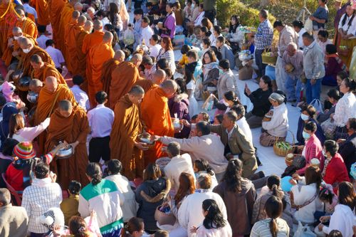 ภาพ No.106808:พิธีตักบาตรพระ ๒๐๐ รูป  "สร้างบุญใหญ่ ส่งท้ายปีเก่า ต้อนรับปีใหม่ ๒๕๖๗" วันอาทิตย์ที่ ๓๑ ธันวาคม ๒๕๖๖ ณ ถนนหน้าที่ว่าการอำเภอภูเรือ อำเภอภูเรือ จังหวัดเลย