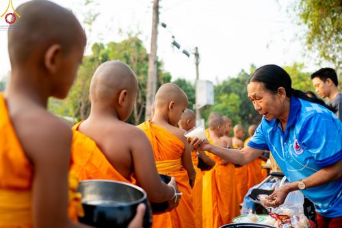 ภาพ No.62254:Photo Story  มหัศจรรย์วัดดงดินแดง Episode 4 กิจกรรมตักบาตรฉลองพระ-เณรกว่า 500 รูป