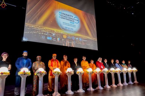 ภาพ No.249771:วันอาทิตย์ที่ 28 กันยายน พ.ศ. 2568 การปฏิบัติธรรมบูชาธรรม 108 ปี แห่งการบรรลุธรรมของหลวงปู่วัดปากน้ำ ได้จุดประทีปสันติภาพไปทั่วโลก และได้ร่วมเสวนาทางปัญญา เพื่อการขยายพระพุทธศาสนาวิชชาธรรมกายไปทั่วโลก  ในงาน HTC Newyork USA