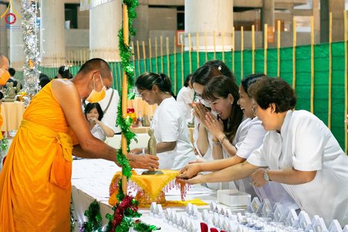 ภาพ No.123581:พิธีถวายสลากภัต แด่พระภิกษุสงฆ์ เพื่อโครงการธรรมยาตรา กตัญญูบูชา มหาปูชนียาจารย์ พระมงคลเทพมุนี (สด จนฺทสโร) พระผู้ปราบมาร อนุสรณ์สถาน 7 แห่ง ปีที่ 12 ระหว่างวันที่ 2 - 31 มกราคม พ.ศ.2567
