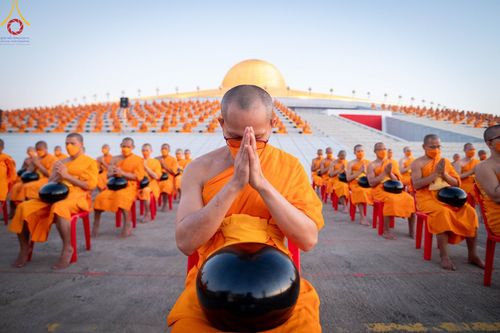 ภาพ No.105248:พิธีตักบาตรฉลองพระบวชใหม่ รุ่นบูชาธรรมมหาปูชนียาจารย์ และต้อนรับศักราชใหม่ วันจันทร์ที่ 1 มกราคม พ.ศ. 2567 ณ ลานธรรมพระมหาธรรมกายเจดีย์ วัดพระธรรมกาย